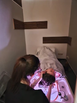 Photo d'une séance de head spa dans notre centre à Charleroi