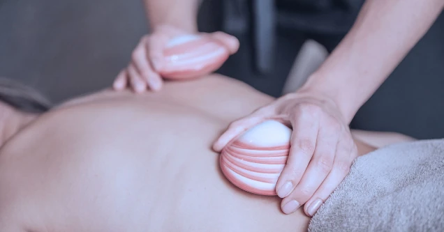Massage aux coquillages chauds dans notre centre de Charleroi