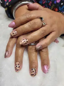 Septième photo de pose d'ongles